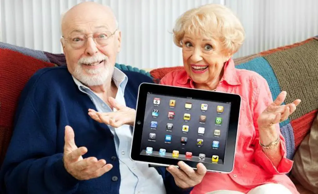  old-people-with-instant-messaging