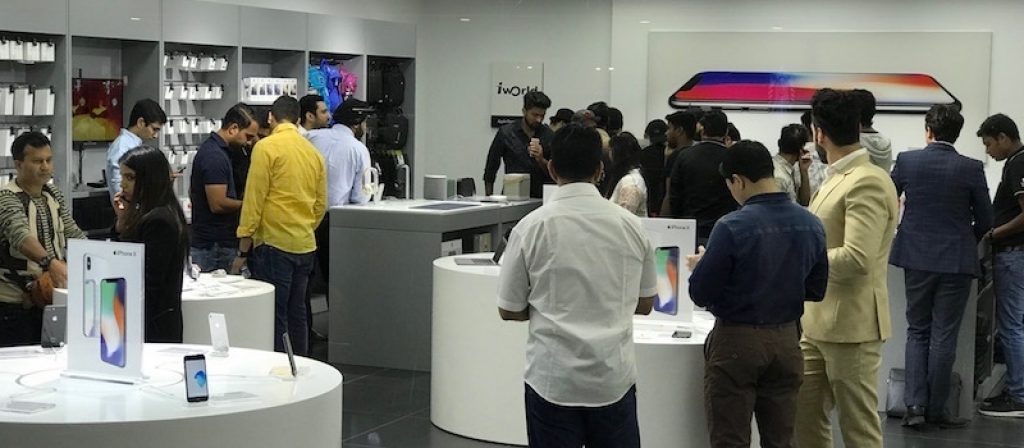 Apple iPhone X People in Store